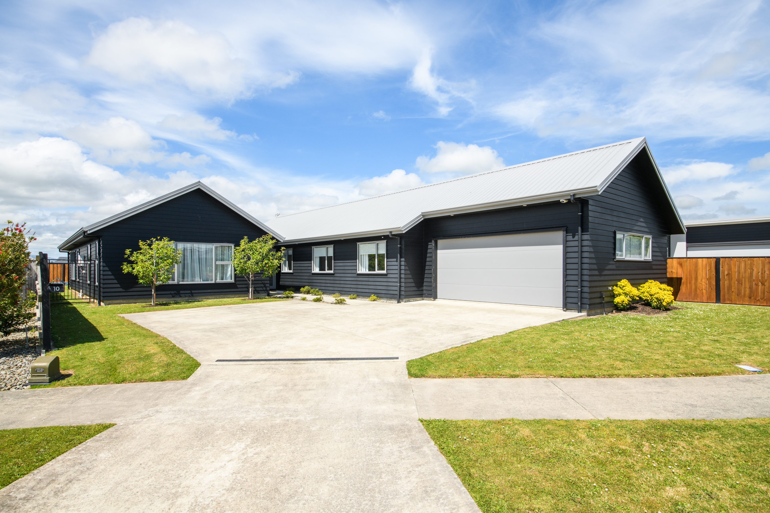 10 Mediterranean Grove, Fitzherbert, Palmerston North City, 4 कमरे, 2 बाथरूम, House