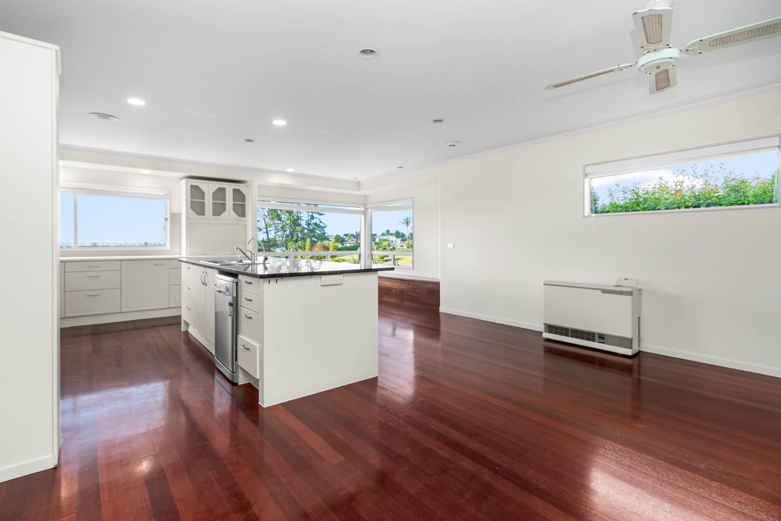 241c Royal Road, Massey, Waitakere City, 6 ਕਮਰੇ, 3 ਬਾਥਰੂਮ, House