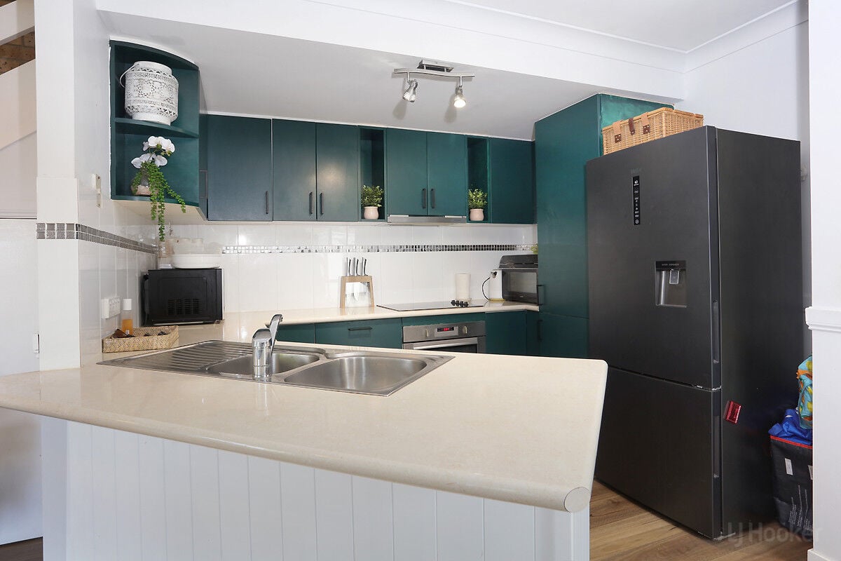 UNIT 4 77 OLSEN AV, Labrador, Gold Coast, 0 Bedrooms, 0 Bathrooms, Townhouse