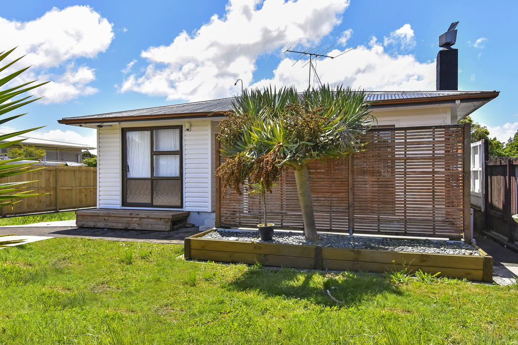 1/23 Target Road, Totara Vale, North Shore City, 2 રૂમ, 1 બાથરૂમ