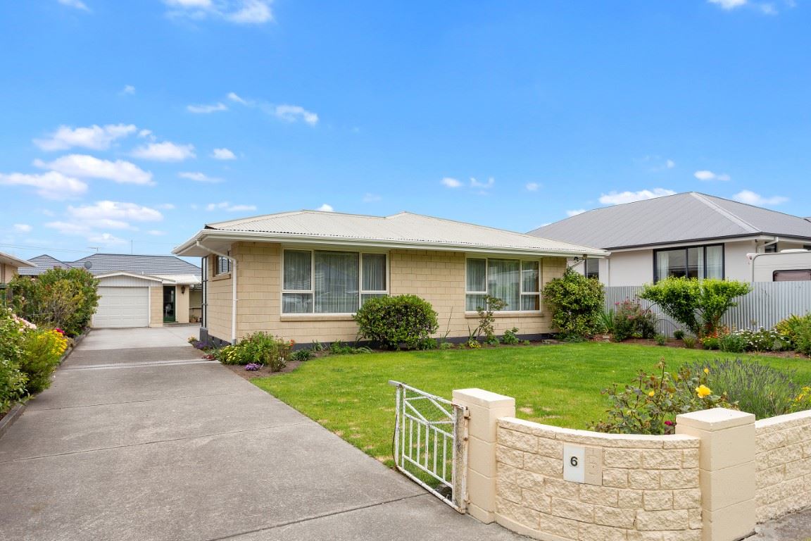6 Laing Crescent, Heathcote Valley