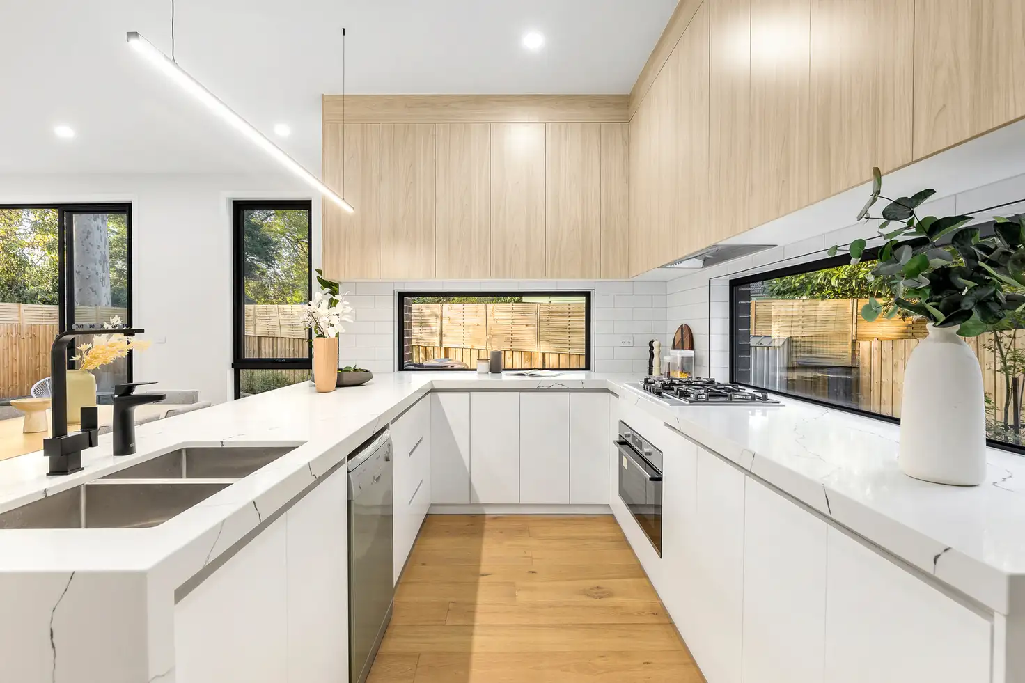 UNIT 6 17 ELMHURST RD, Blackburn, Inner East Melbourne, 0房, 0浴, Townhouse