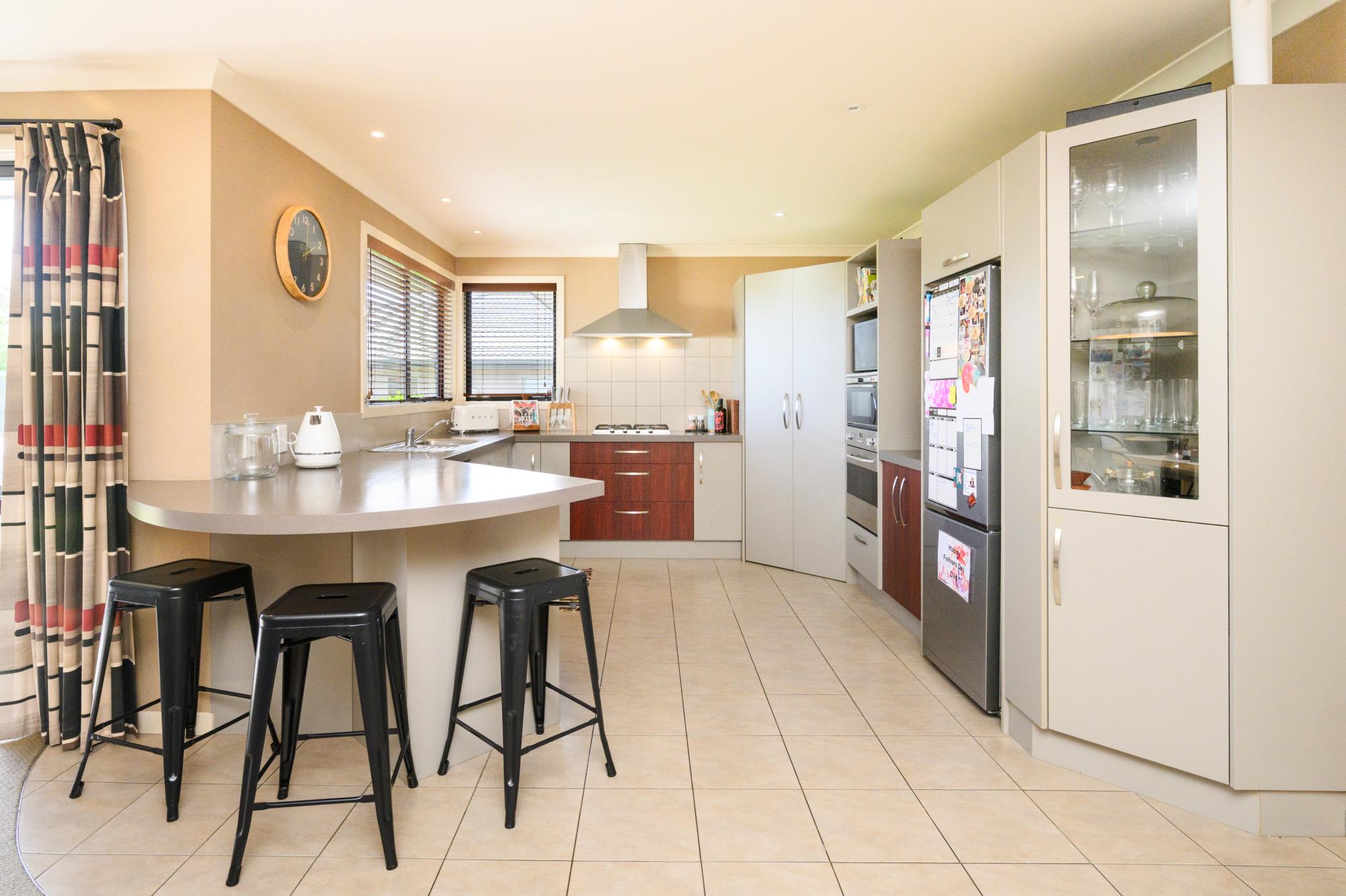 19 Johnstone Drive, Fitzherbert, Palmerston North City, 4 rūma, 2 rūma horoi, House