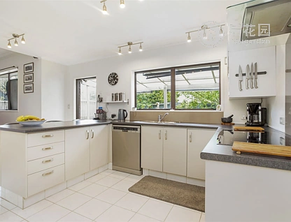 10 Camira Place, Botany Downs, Auckland - Manukau, 4房, 0浴