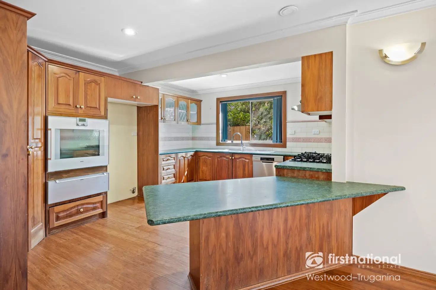 215 VICTORIA ST, Altona Meadows, South West Melbourne, 0 कमरे, 0 बाथरूम, House